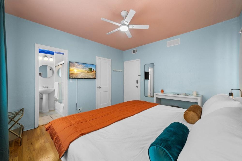 Blue Flamingo Suites photo 93