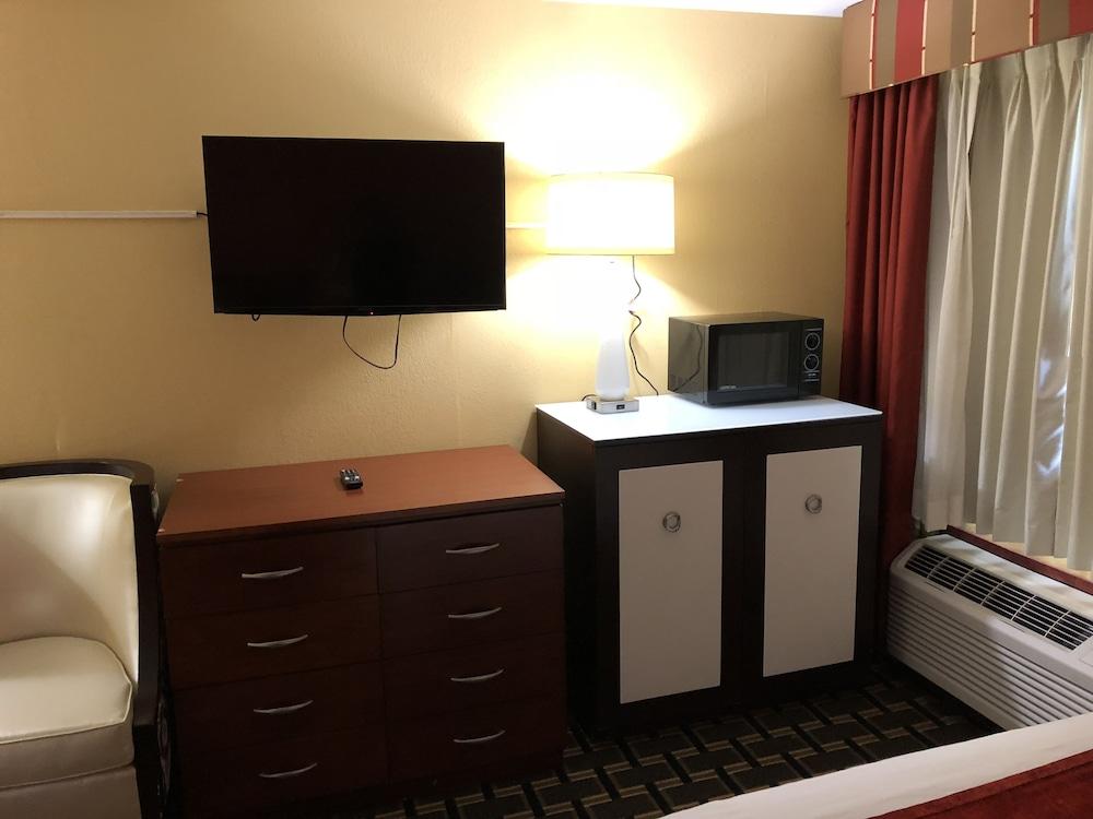 Baymont by Wyndham Springfield IL photo 9