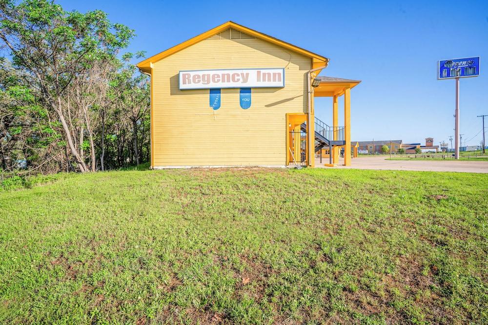 Regency Inn By OYO Rockdale TX photo 45