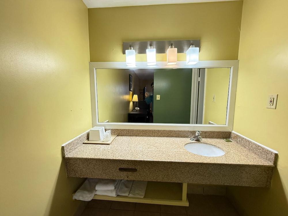 Relax Inn photo 28