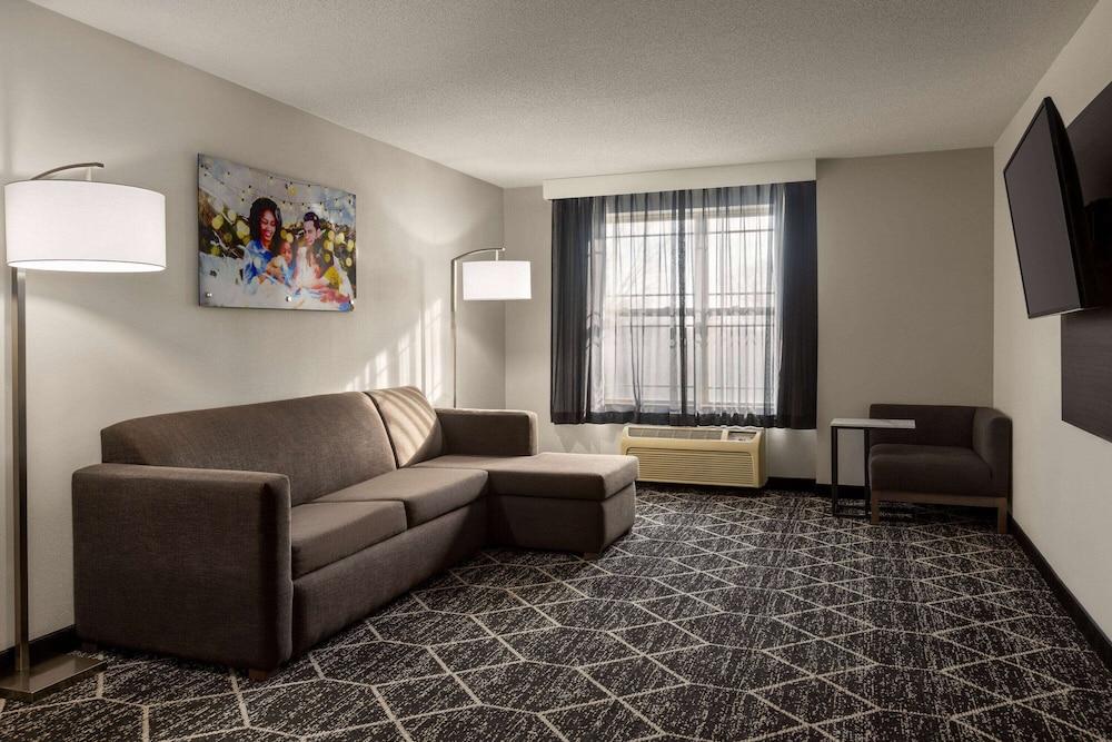 La Quinta Inn & Suites by Wyndham Lake George photo 32