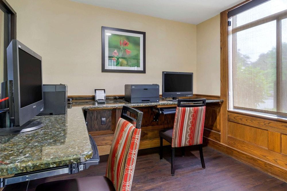 Comfort Suites Boone - University Area photo 36
