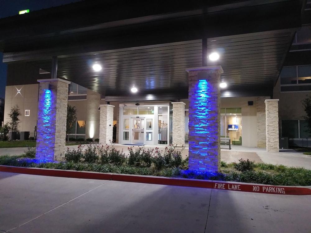 Holiday Inn Express & Suites Dallas Northeast - Arboretum by IHG photo 3