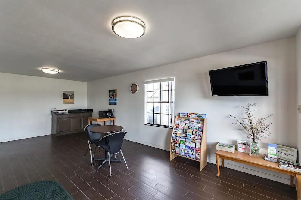 Giddings Executive Inn photo 2