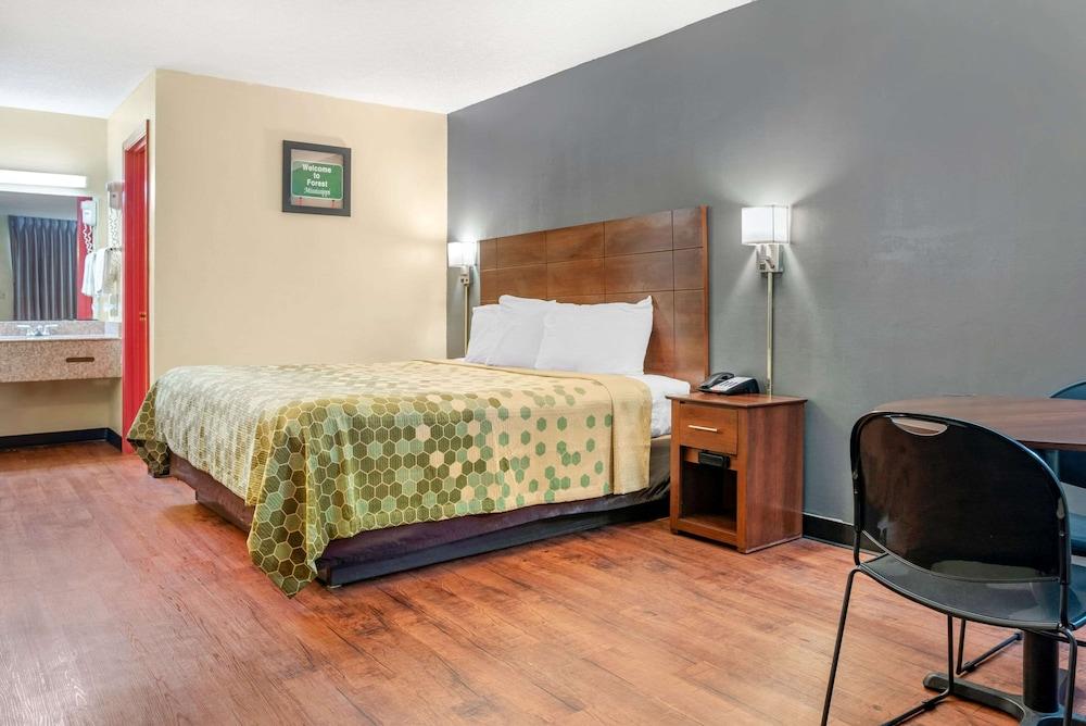 Econo Lodge Inn & Suites Forest photo 4