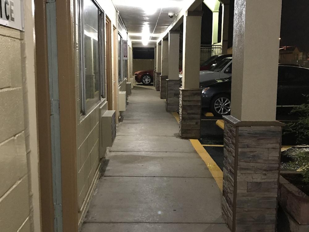 Hutchinson Inn photo 3