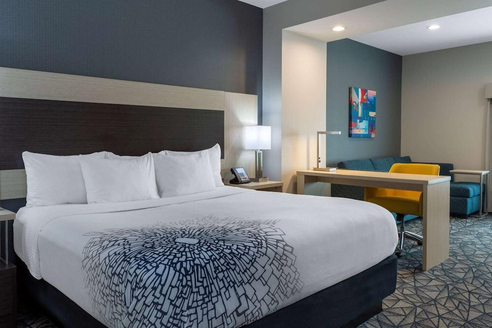 La Quinta Inn & Suites by Wyndham Shorewood photo 4