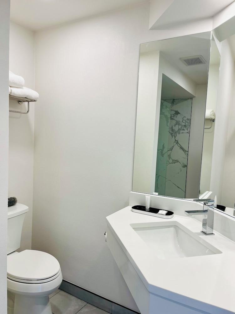 Clarion Pointe Mount Vernon - Burlington photo 14