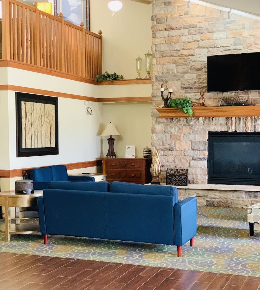 AmericInn by Wyndham Kewanee photo 78