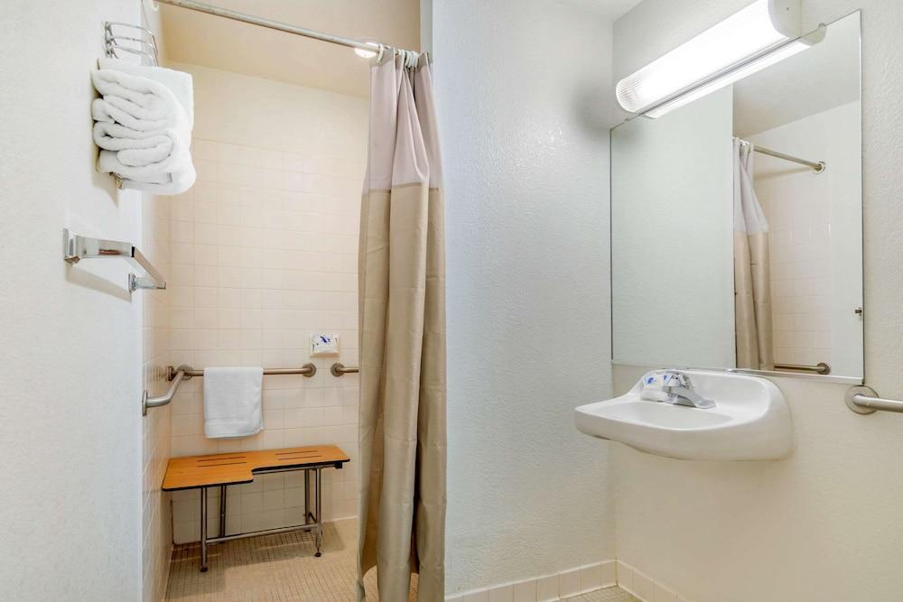 Rodeway Inn photo 28