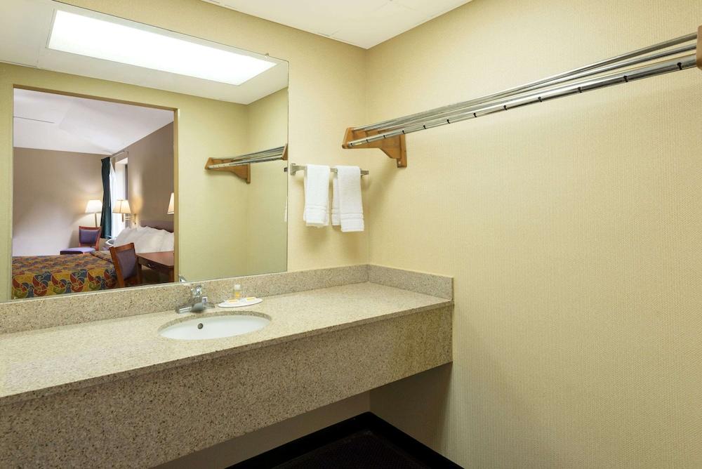 Knights Inn Elizabethtown photo 16