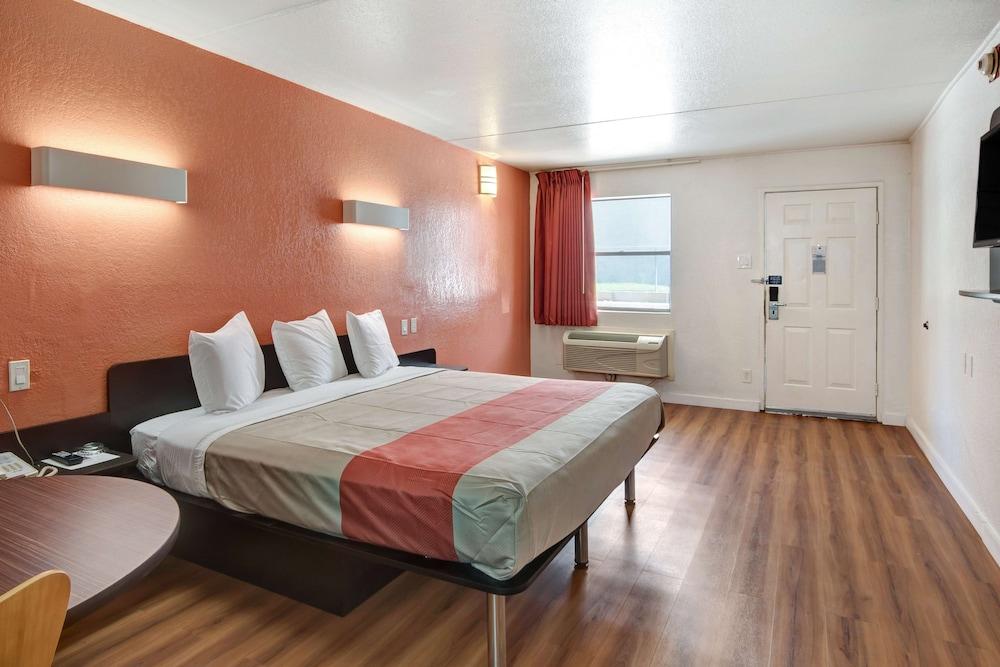 Motel 6 Dallas, TX - Forest Lane photo 10