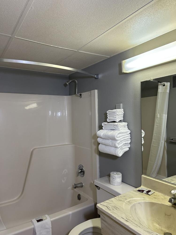 Rodeway Inn Emporia photo 10