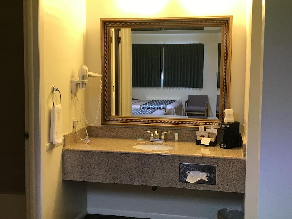 Canyonlands Motor Inn photo 30