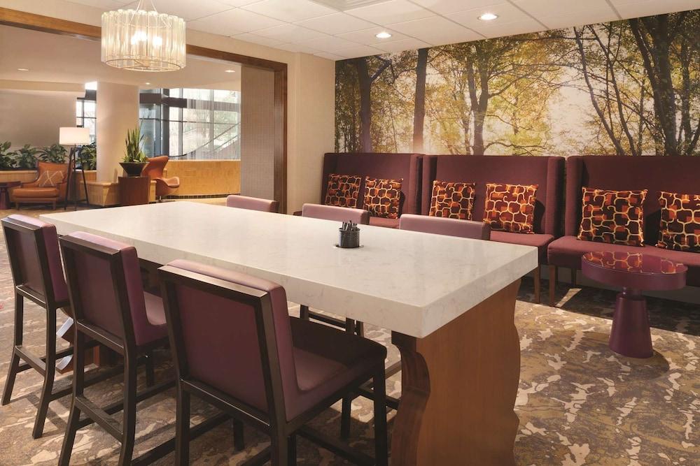 Hilton East Brunswick Hotel & Executive Meeting Center photo 3