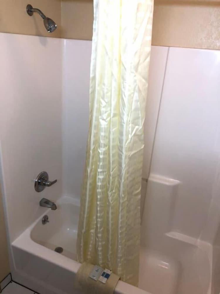 Deluxe Inn photo 2