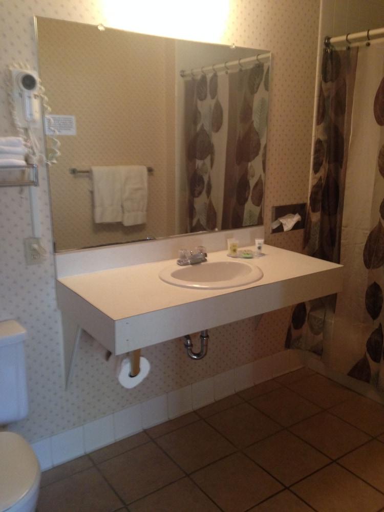 Shawano Four Seasons Hotel photo 21