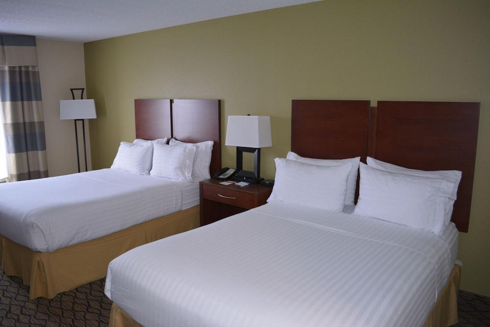 Holiday Inn Express & Suites Lancaster by IHG photo 4