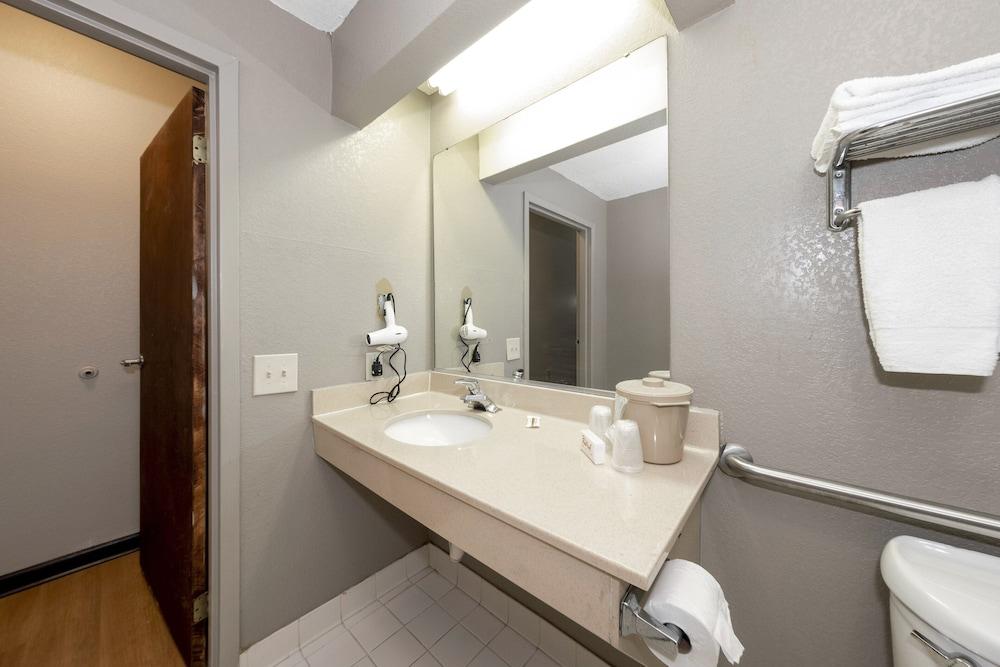 Red Roof Inn Atlanta Southeast - Stockbridge photo 55