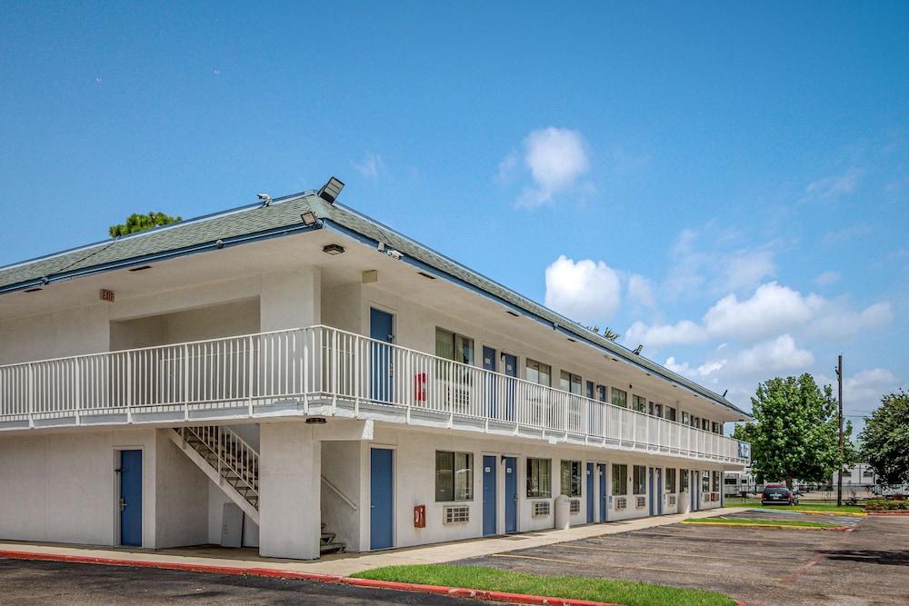 Motel 6 Conroe, TX photo 30