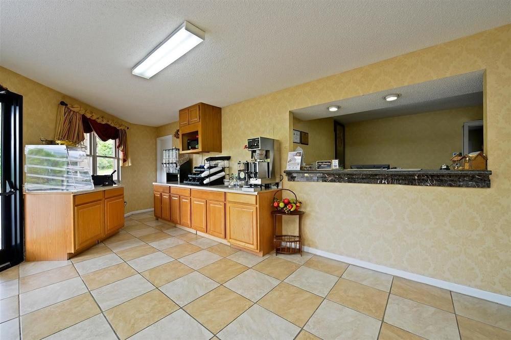 Americas Best Value Inn Canton, NC photo 2