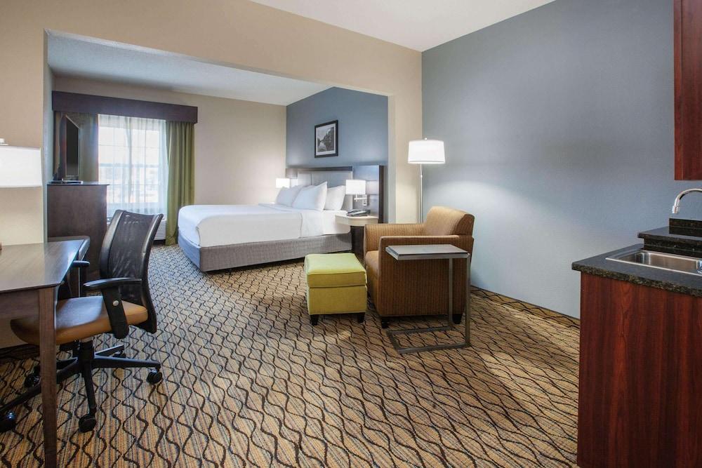 Wingate by Wyndham Roseville/Detroit photo 9