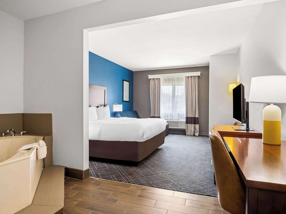 Comfort Suites Lindale - Tyler North photo 19