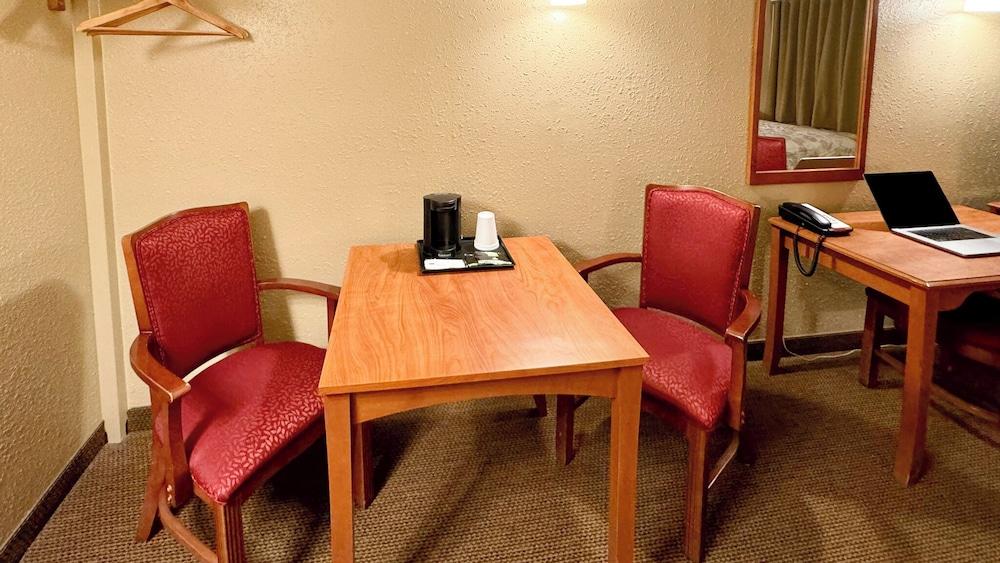 Young's Motel photo 23