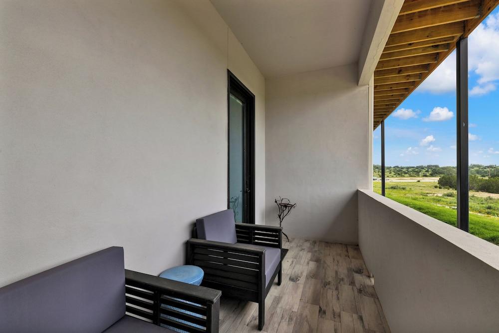 The Bentley Hotel - Sinatra Room - Hill Country View photo 23