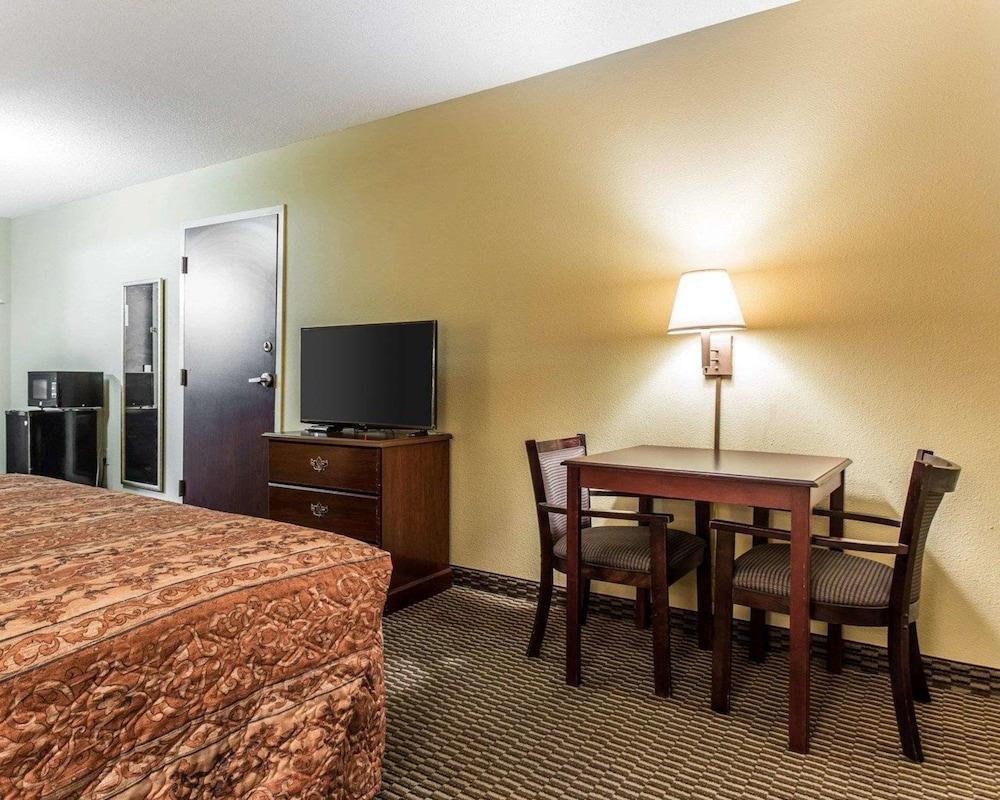 Country Hearth Inn & Suites photo 13