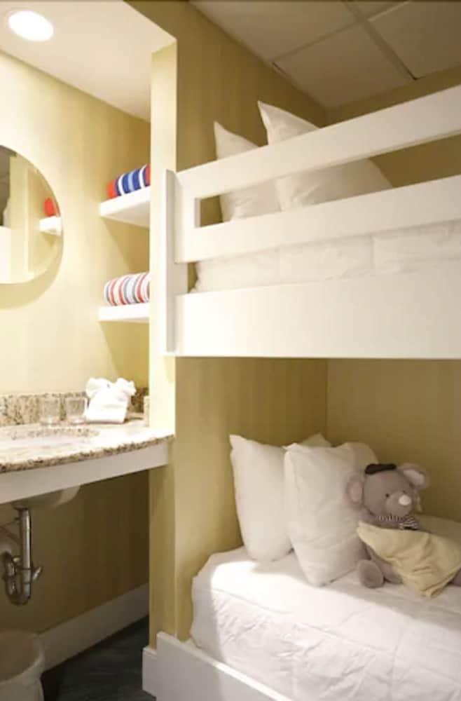 Port Royal Oceanfront Hotel photo 18