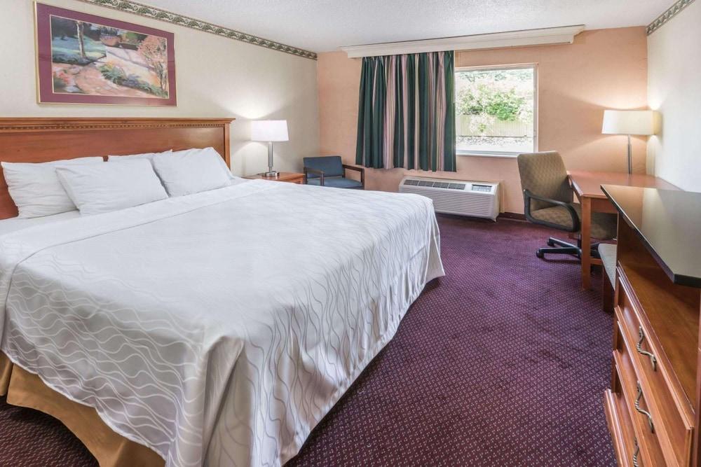 Columbus Grand Hotel & Banquet Center photo 11