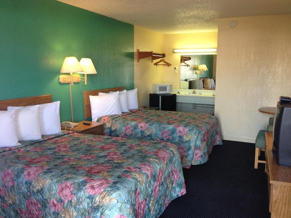 Super 7 Inn Siloam Springs photo 5