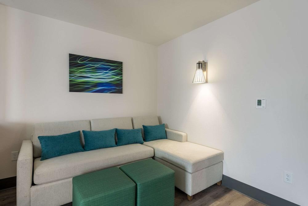Comfort Suites Colorado Springs East -Medical Center Area photo 34