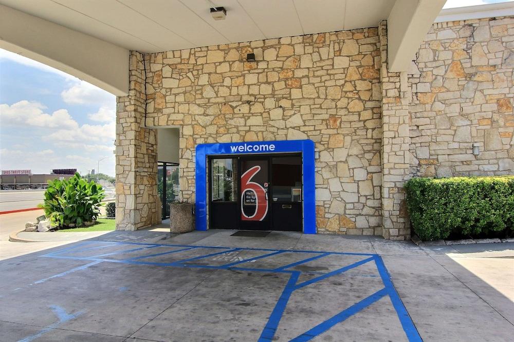 Motel 6 Austin, TX - Central Downtown UT photo 32