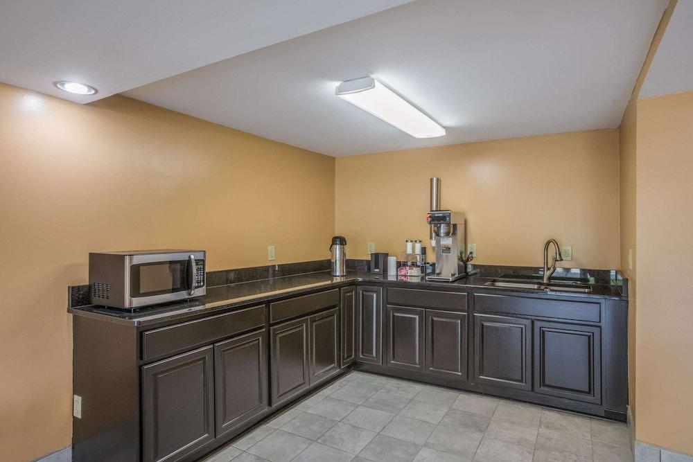 Rodeway Inn & Suites photo 53