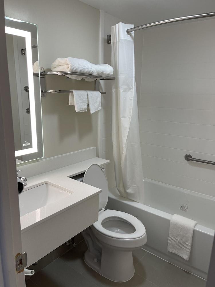 Quality Inn & Suites New Hartford - Utica photo 28