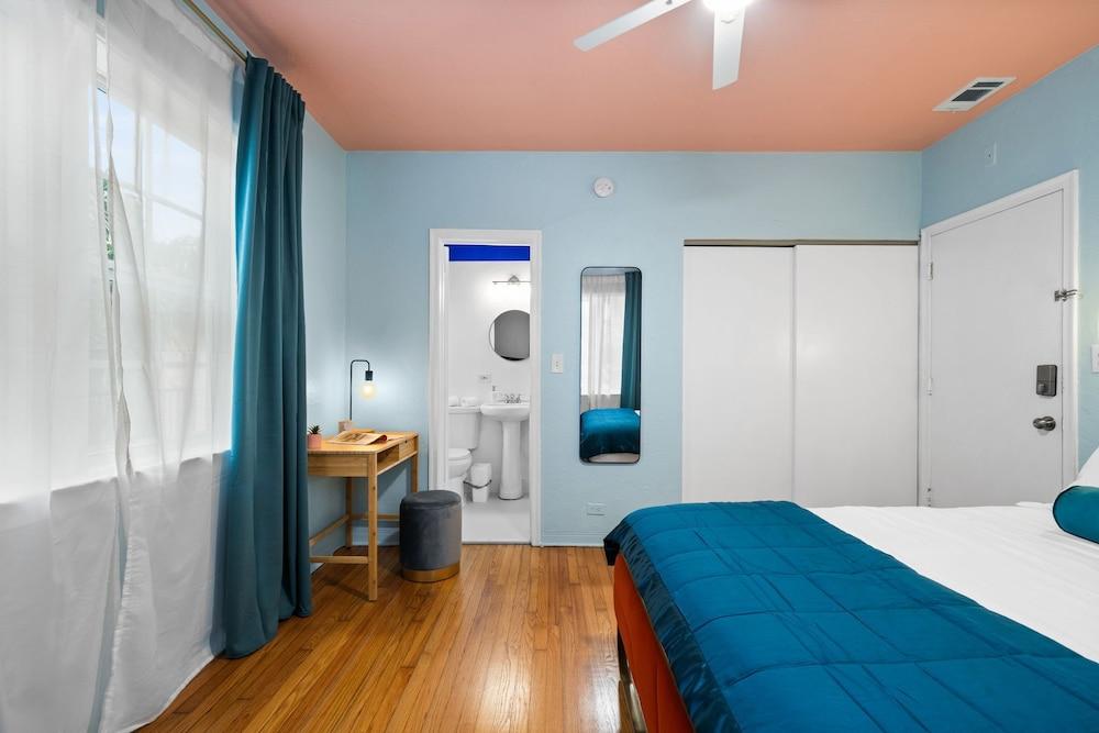 Blue Flamingo Suites photo 77