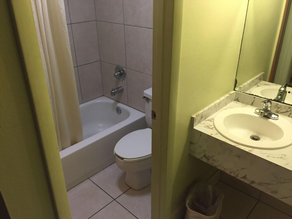 Sebring Inn photo 18