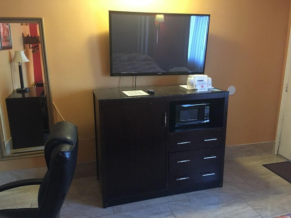 Travelodge by Wyndham Bay Shore Long Island photo 14