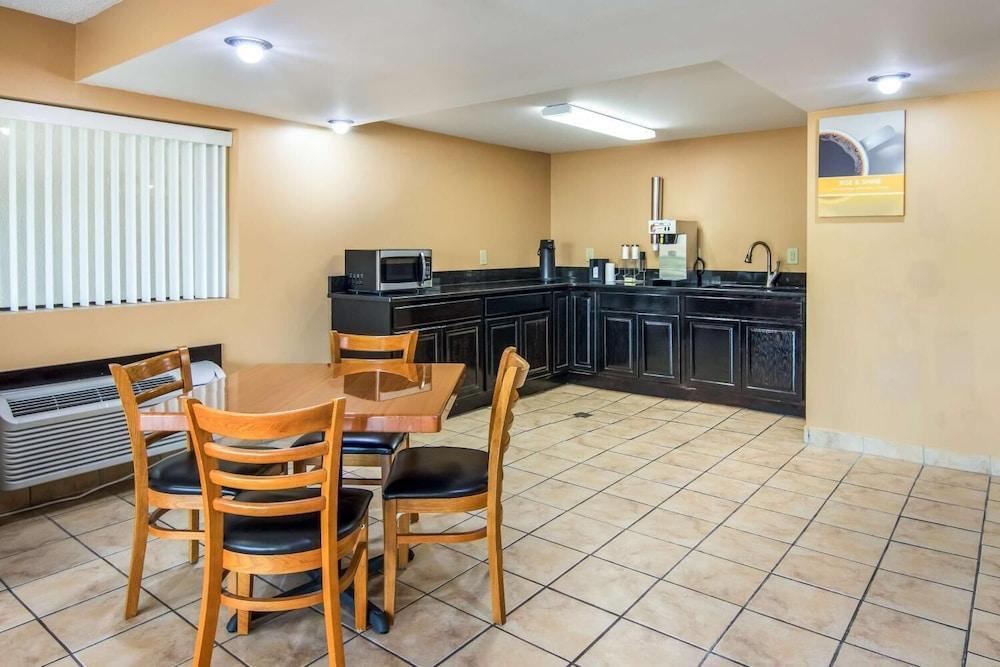 Rodeway Inn & Suites photo 54