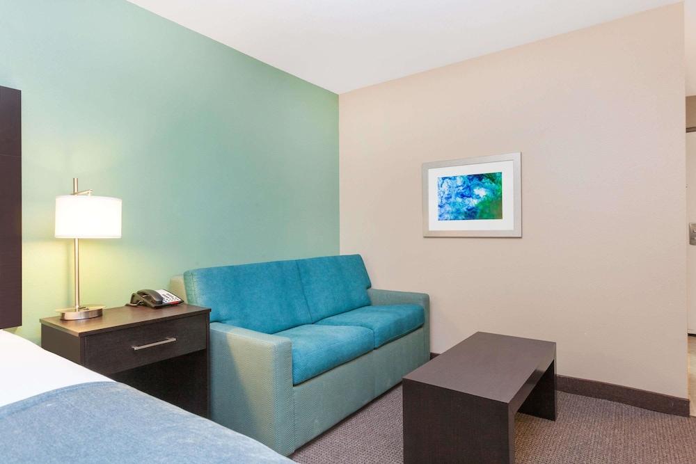 Baymont by Wyndham Midland Center photo 8