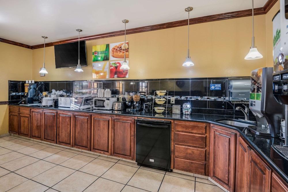 Econo Lodge Lubbock I-27 photo 16