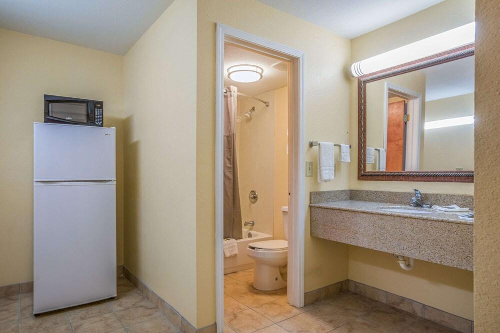 Rodeway Inn & Suites photo 26