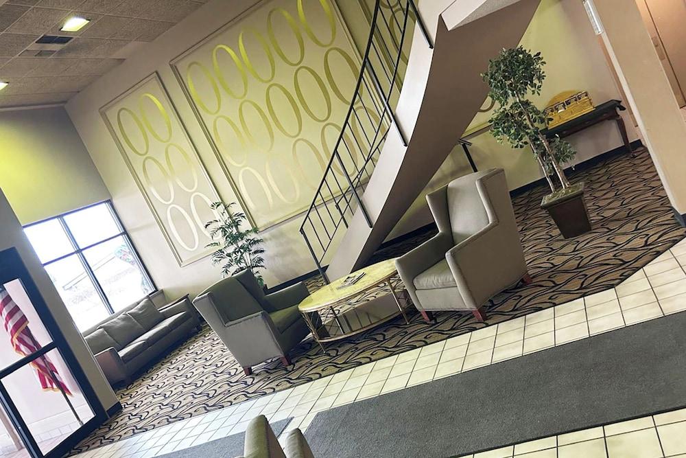 Blue Way Inn & Suites La Crosse photo 4