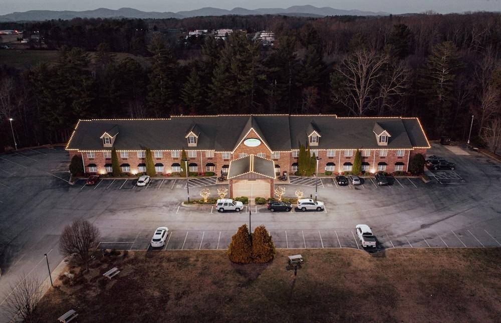 Mountain Inn & Suites photo 30