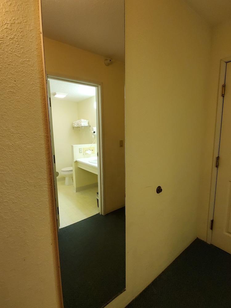 Voyager Inn photo 9