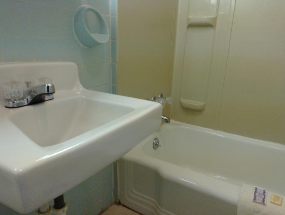 Colonial Inn Motel photo 29