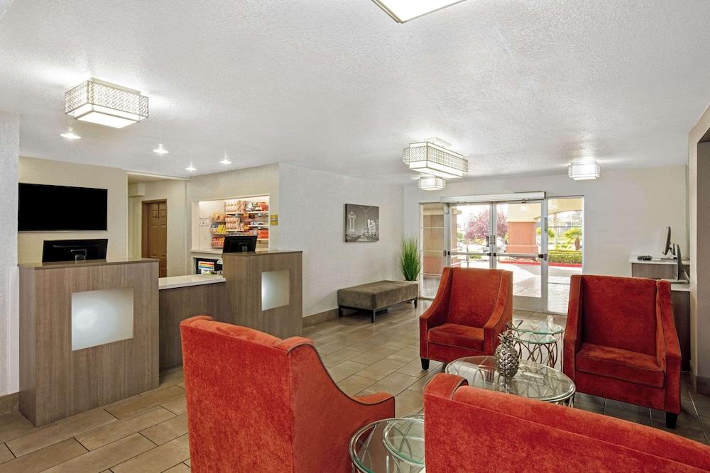 La Quinta Inn & Suites by Wyndham Las Vegas Red Rock photo 2