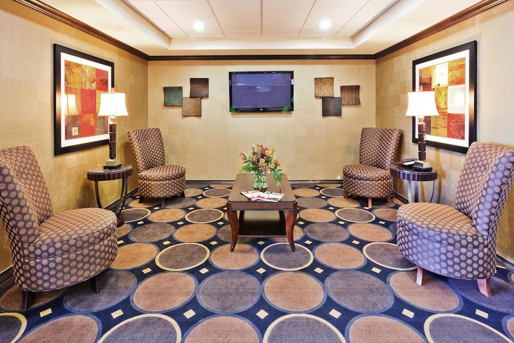 Holiday Inn Express Hotel & Suites Clovis by IHG photo 3